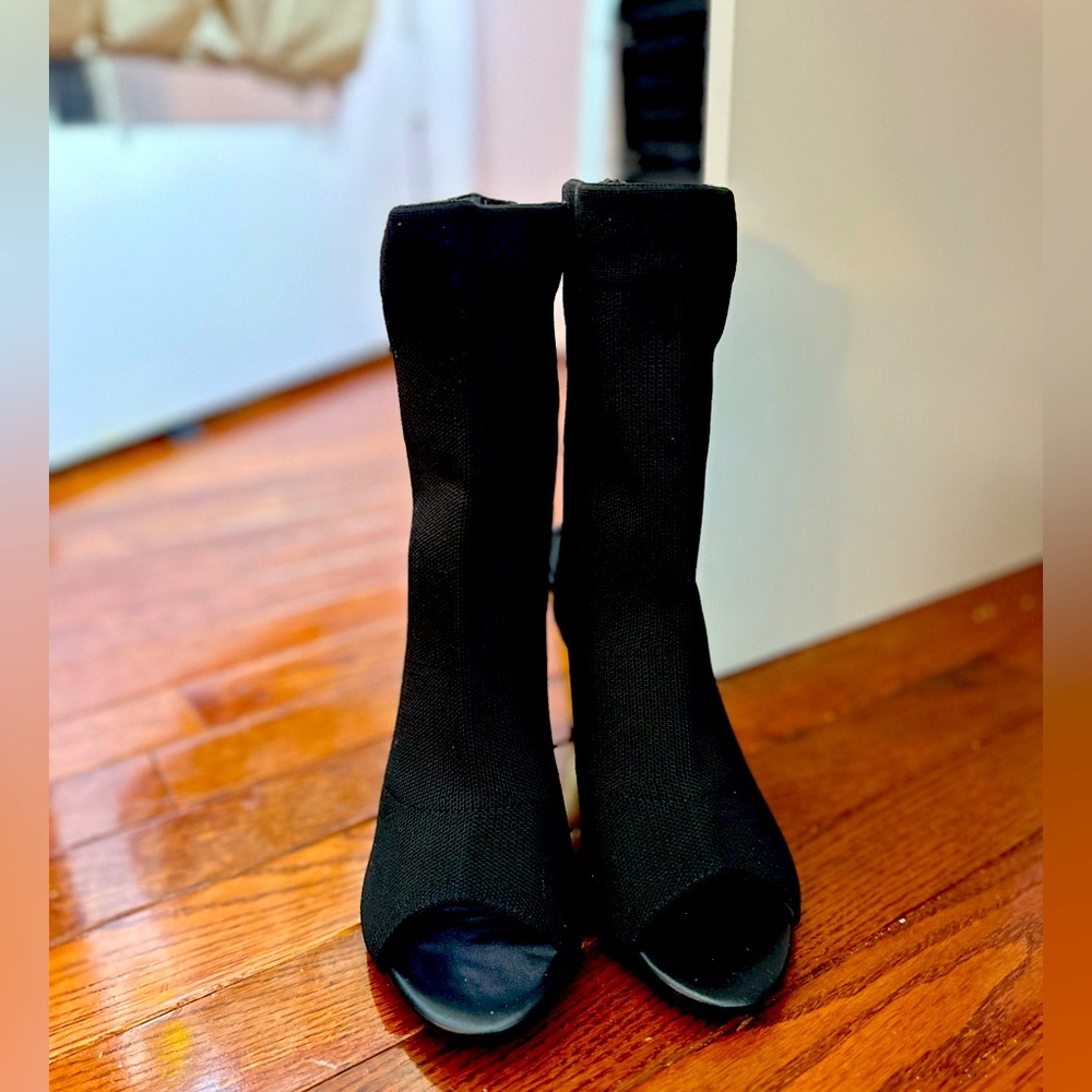 Women’s black and gold heels. Size 6.5. Never worn.